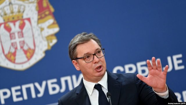 S’do lejojmë të përsëritet historia, Vuçiç thirrje NATO-s: Keni 24 orë kohë të ndërhyni, ndryshe do reagojmë