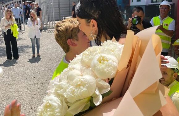 “Një nder të jem në Tiranë”! Dua Lipa poston fotografitë nga vizita në Shqipëri siç nuk e keni parë