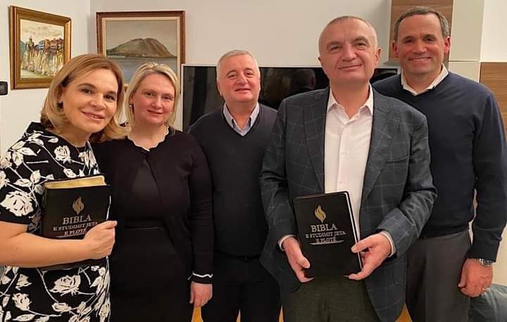 Bilushi i Metës shpjegon pse Meta i hyri Biblës, pasi takoi dy amerikanë në Durrës Bilushi i Metës shpjegon pse Meta i hyri Biblës, pasi takoi dy amerikanë në Durrës