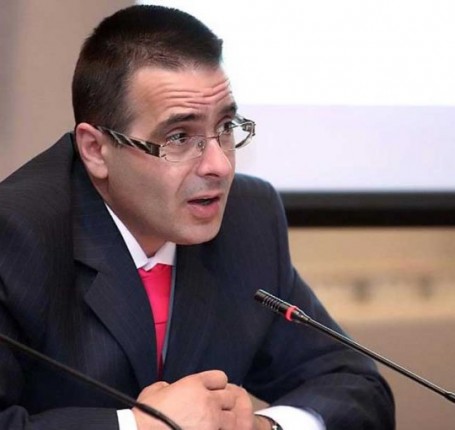 Artan Hoxha (presidenti): Sali Berishën nuk ka “bir nëne a bir kur*e” ta tërheqë, ai nuk është njeri por histori