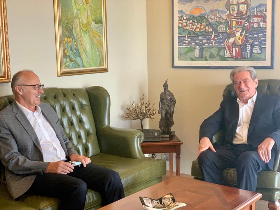 Shpallja non grata nga SHBA dhe frika nga SPAK: Sali Berisha si Gruevski! Gjen “shpëtim” në Hungari Shpallja non grata nga SHBA dhe frika nga SPAK: Sali Berisha si Gruevski! Gjen “shpëtim” në Hungari