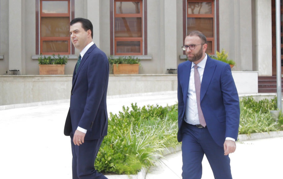 FOTO/ Basha humb zgjedhjet por edhe “Merecedesin”, Gaz Bardhi i merr makinën luksoze liderit të PD-së FOTO/ Basha humb zgjedhjet por edhe “Merecedesin”, Gaz Bardhi i merr makinën luksoze liderit të PD-së