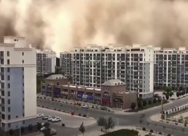 Qielli i gjithi i kuq! Pas përmbytjeve stuhi rëre “mbizotëron” Kinën, autoritetet në alarm: Ndalohen fluturimet dhe evakuohen banorët! (Video) Qielli i gjithi i kuq! Pas përmbytjeve stuhi rëre “mbizotëron” Kinën, autoritetet në alarm: Ndalohen fluturimet dhe evakuohen banorët! (Video)