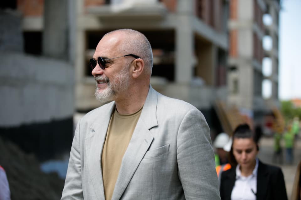 Si përfundim: Gjithë fajin e ka ky i poshtri Rama Si përfundim: Gjithë fajin e ka ky i poshtri Rama