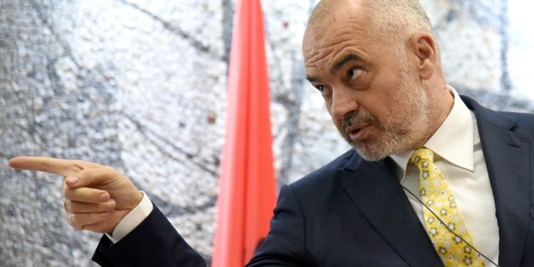 Rama ultimatum policisë: Keni 100 ditë kohë, në çdo qark të vihen para drejtësisë komisarët që luajnë me “2 porta” Rama ultimatum policisë: Keni 100 ditë kohë, në çdo qark të vihen para drejtësisë komisarët që luajnë me “2 porta”