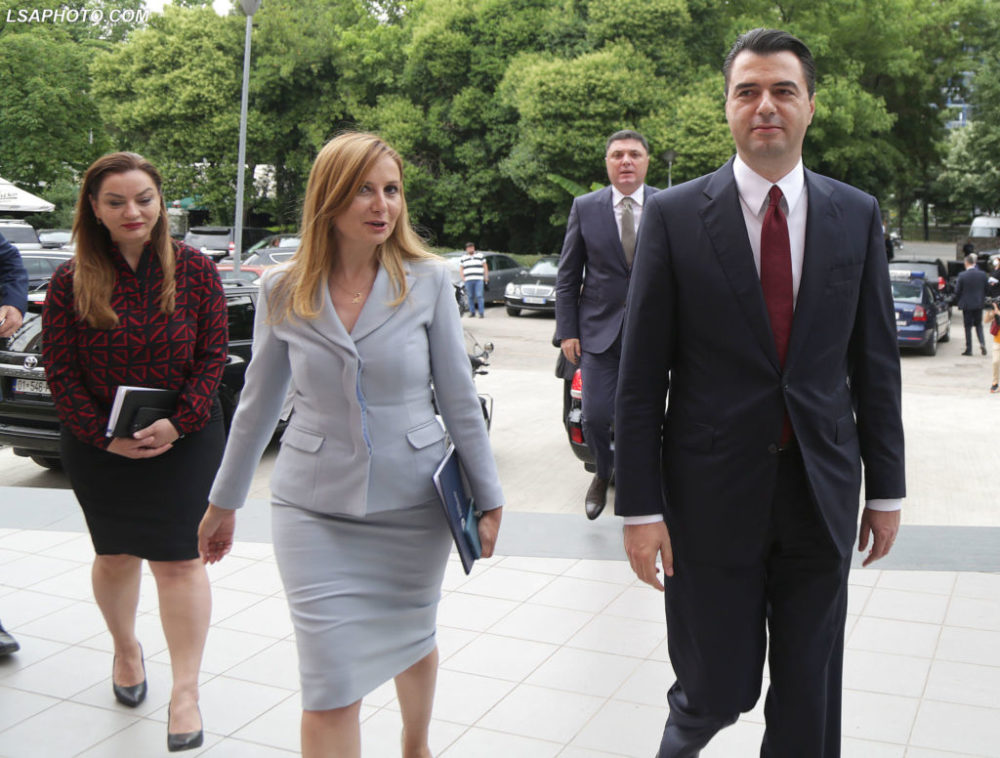 ANALIZA: PD s’është ende gati, madje edhe epërsia e saj në vota në raport me PS në 12 qarqe mbetet në vend numëro ANALIZA: PD s’është ende gati, madje edhe epërsia e saj në vota në raport me PS në 12 qarqe mbetet në vend numëro