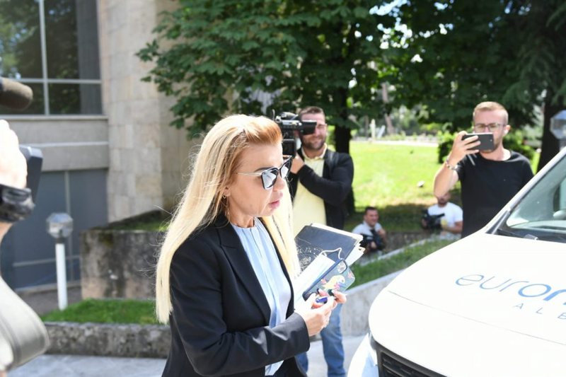 Ina Rama fundos Fatmira Hajdarin: 1 milionë USD pasuri me para të pista, pallat 10 kate! SHBA i hoqi vizën, Meta i bëri një dhuratë Ina Rama fundos Fatmira Hajdarin: 1 milionë USD pasuri me para të pista, pallat 10 kate! SHBA i hoqi vizën, Meta i bëri një dhuratë