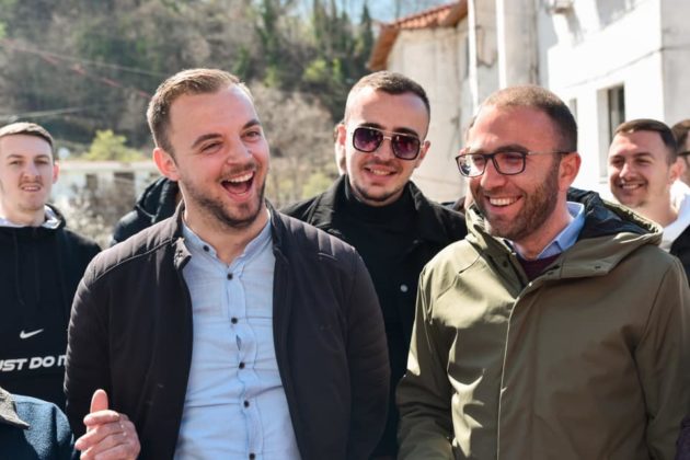 Gazetarja ironizon Gaz Bardhin: Deri dje bëje shoferin e Bylykbashit dhe mbaje dosjet e tij, sot lëviz me truproje Gazetarja ironizon Gaz Bardhin: Deri dje bëje shoferin e Bylykbashit dhe mbaje dosjet e tij, sot lëviz me truproje