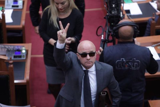 Strazimiri nxjerr “koburen” ndaj SHBA-së: Berisha është lideri me pro-amerikan në glob, duhet t’i kërkoni falje! Ai është i pazëvendësueshëm për shqiptarët: Ja si i përgjigjen shqiptarët!