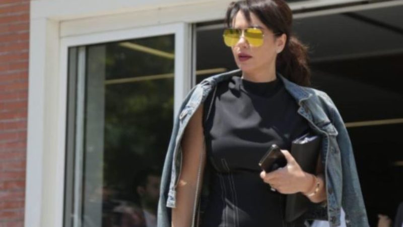 Mesazhet politike të “paradës së modës” në selinë e PD-së Mesazhet politike të “paradës së modës” në selinë e PD-së