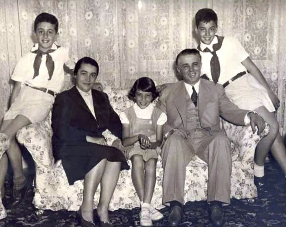 A duhet të ishte shpallur edhe familja e Enverit, e persekutuar nga regjimi komunist?! A duhet të ishte shpallur edhe familja e Enverit, e persekutuar nga regjimi komunist?!