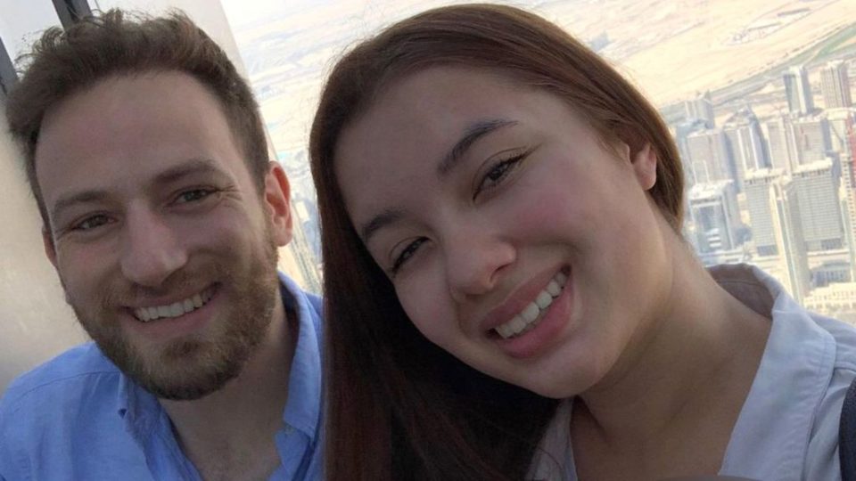 Luksi dhe droga, britanikët nxjerrin detaje të reja për pilotin grek: “Spiuni” që i vuri pas Carolinës Luksi dhe droga, britanikët nxjerrin detaje të reja për pilotin grek: “Spiuni” që i vuri pas Carolinës