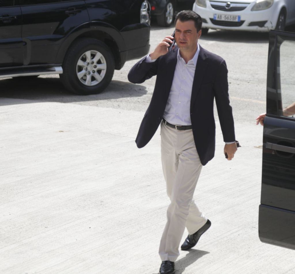 Mblidhen demokratët: Grida si supermodele!Basha nuk e heq telefonin nga veshi Mblidhen demokratët: Grida si supermodele!Basha nuk e heq telefonin nga veshi