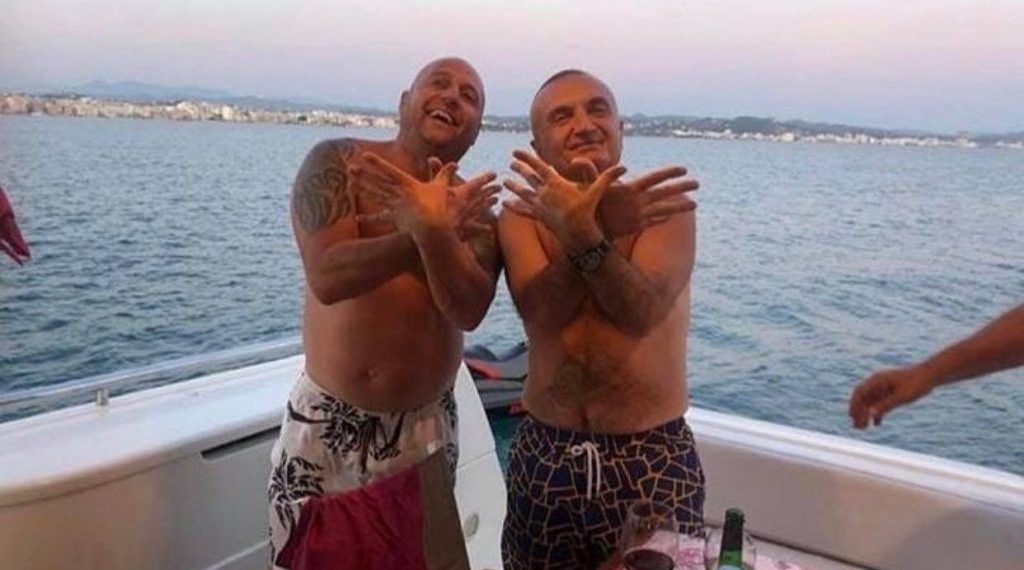 “Hani ose pini kos t’iu rritet c*ca me metoda natyrale”?! Meta “arratiset” nga Presidenca: ‘Fillon punë’ si… model reklamash “Hani ose pini kos t’iu rritet c*ca me metoda natyrale”?! Meta “arratiset” nga Presidenca: ‘Fillon punë’ si… model reklamash