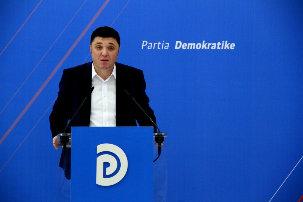 Plas në PD, deputeti demokrat sulmon Bashën: Ka ikur me pushime të thella, shpresojmë mos marrë dy vila të tjera në Dhërmi deri në Shtator Plas në PD, deputeti demokrat sulmon Bashën: Ka ikur me pushime të thella, shpresojmë mos marrë dy vila të tjera në Dhërmi deri në Shtator