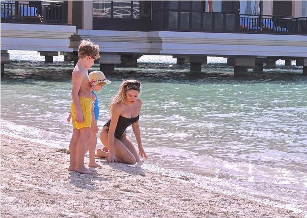 Fansat kritikojnë Ledina Çelon: Gruaja 50 vjeç nxjerr b*thën në Instagram! Hajde i nxjerrim “allatet” sheshit Fansat kritikojnë Ledina Çelon: Gruaja 50 vjeç nxjerr b*thën në Instagram! Hajde i nxjerrim “allatet” sheshit