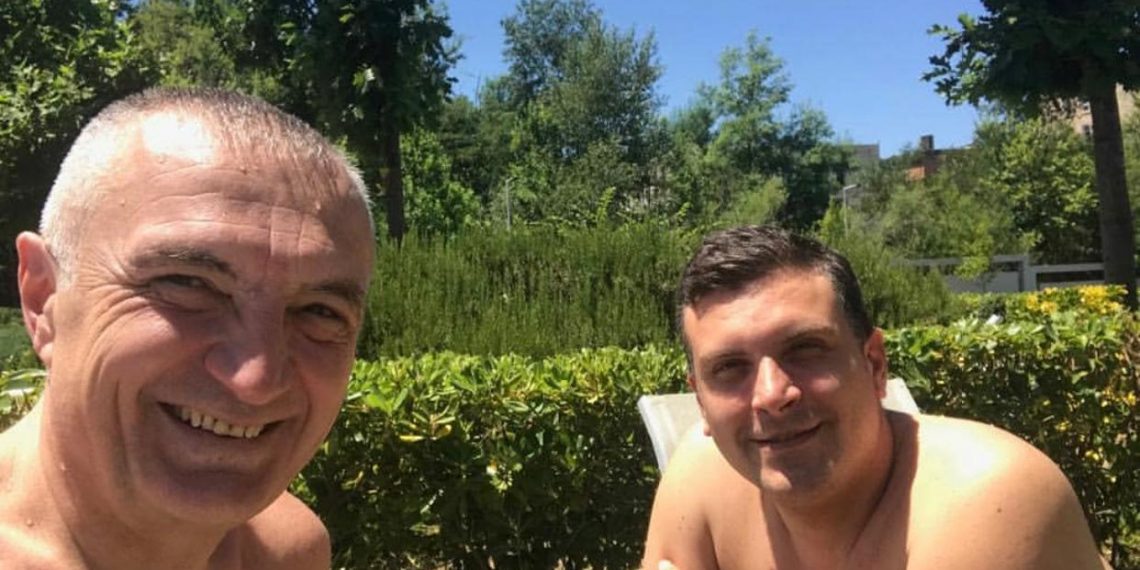 Bilushi i Metës ka vërejtje për DJ-n e protestës së Lungomares Bilushi i Metës ka vërejtje për DJ-n e protestës së Lungomares