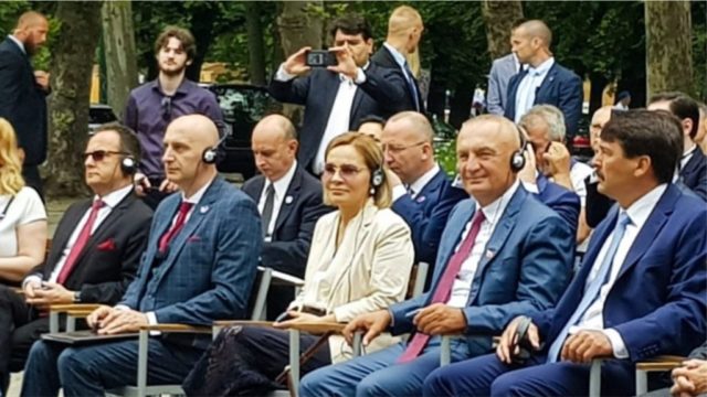 Posti i zonjës së parë si Vila e Lalzit…herë e bija e herë ëma! Sot e kishte radhën Monika Posti i zonjës së parë si Vila e Lalzit…herë e bija e herë ëma! Sot e kishte radhën Monika