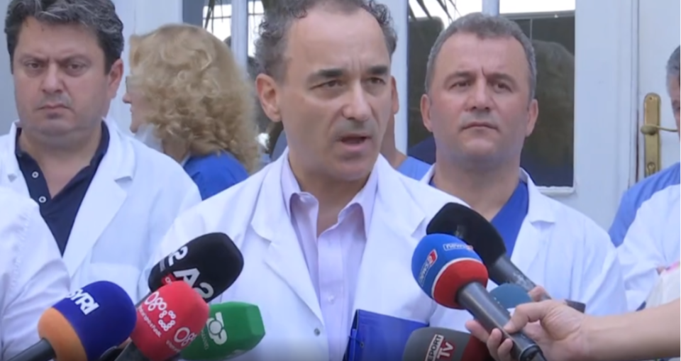 Mjekët sërish në protestë: Nuk përkrahim mitmarrjen! Kolegët e korruptuar s’mund të mbahen në birucë me ata që vrasin Mjekët sërish në protestë: Nuk përkrahim mitmarrjen! Kolegët e korruptuar s’mund të mbahen në birucë me ata që vrasin