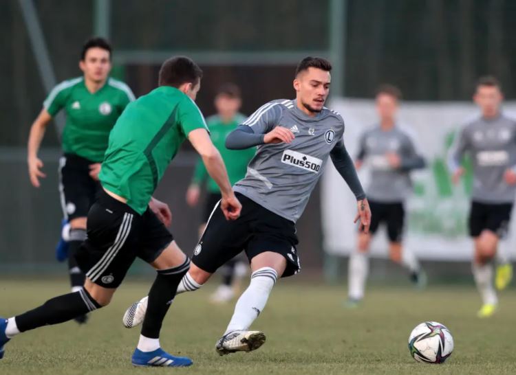 I bën shpesh në stërvitje, e pa gjithë Polonia: “Hoqa syzet dhe fërkova sytë”! Goli i Muçit “huton” trajnerin e Legias I bën shpesh në stërvitje, e pa gjithë Polonia: “Hoqa syzet dhe fërkova sytë”! Goli i Muçit “huton” trajnerin e Legias