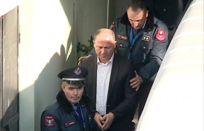 A janë të njejtë Xhelal Mziu “hero” dhe Fatos Tushe “hajdut” me njeriun e “ndershëm” Lulzimi Basha që kërkon atë që e tmerron…drejtësi?! A janë të njejtë Xhelal Mziu “hero” dhe Fatos Tushe “hajdut” me njeriun e “ndershëm” Lulzimi Basha që kërkon atë që e tmerron…drejtësi?!