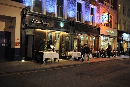 Anglezët nuk e pranojnë humbjen në Europian, tani po bojkotojnë restorantet italiane Anglezët nuk e pranojnë humbjen në Europian, tani po bojkotojnë restorantet italiane