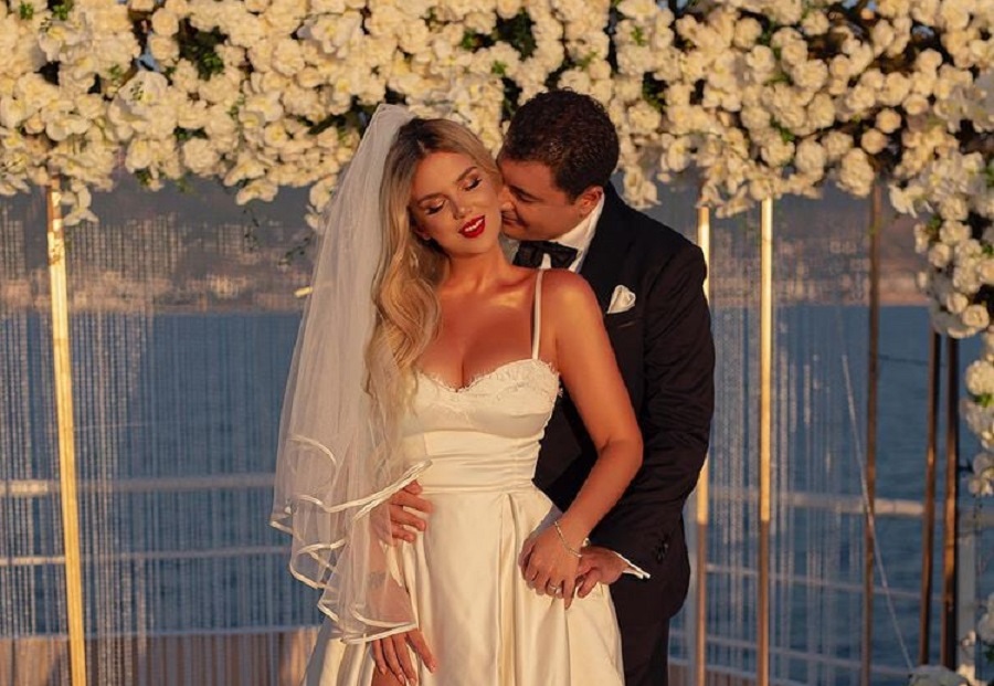 FOTOT/ Nipi i Enver Hoxhës unazë martese mbi 20 mijë euro për Rezarta Shkurtën FOTOT/ Nipi i Enver Hoxhës unazë martese mbi 20 mijë euro për Rezarta Shkurtën