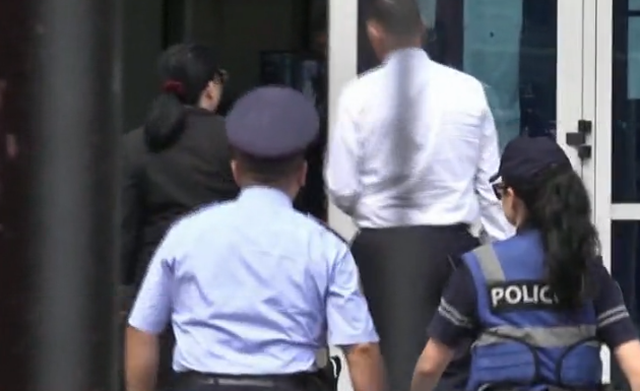 Mori 2 mijë euro rryshfet për të punësuar, Gjykata e Posaçme i jep masën ish zv/ministres Rovena Voda, avokates i bien të fikët Mori 2 mijë euro rryshfet për të punësuar, Gjykata e Posaçme i jep masën ish zv/ministres Rovena Voda, avokates i bien të fikët