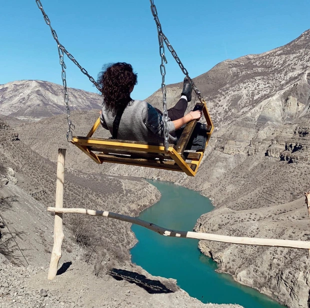 Momentet e tmerrit kur gratë bien nga këputja e lisharësit buzë greminës, mbijetojnë në 2000 m lartësi Momentet e tmerrit kur gratë bien nga këputja e lisharësit buzë greminës, mbijetojnë në 2000 m lartësi