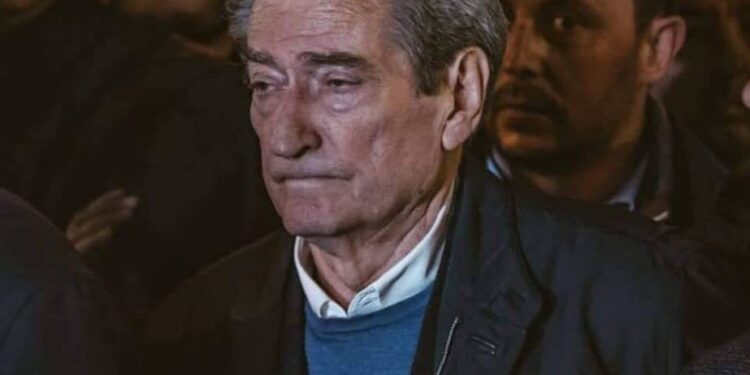 Vendimi i kreut të PD jehonë në rajon! Mediat greke: Basha i “preu kokën” Sali Berishës, SHBA i bëri presion! Vendimi i kreut të PD jehonë në rajon! Mediat greke: Basha i “preu kokën” Sali Berishës, SHBA i bëri presion!