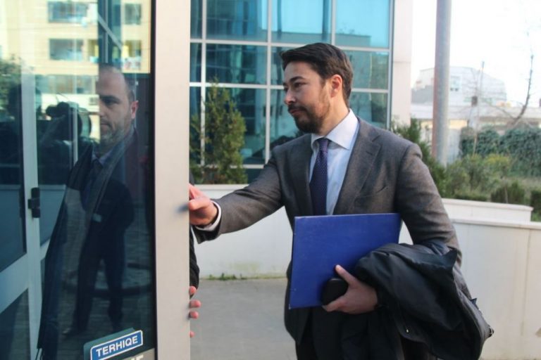 “Koha e pandëshkueshmërisë ka marrë fund”! Shkëlqim Hajdari ngre alarmin: Mjerë ai që ka vjedhur lekë nga fondet publike! Rrethi po ngushtohet “Koha e pandëshkueshmërisë ka marrë fund”! Shkëlqim Hajdari ngre alarmin: Mjerë ai që ka vjedhur lekë nga fondet publike! Rrethi po ngushtohet