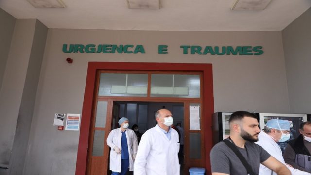 Prangosen dy mjekët “xhepistë” të Traumës: Babai i njërit prej të plagosurve të Velipojës jep ryshfet pas operacionit Prangosen dy mjekët “xhepistë” të Traumës: Babai i njërit prej të plagosurve të Velipojës jep ryshfet pas operacionit