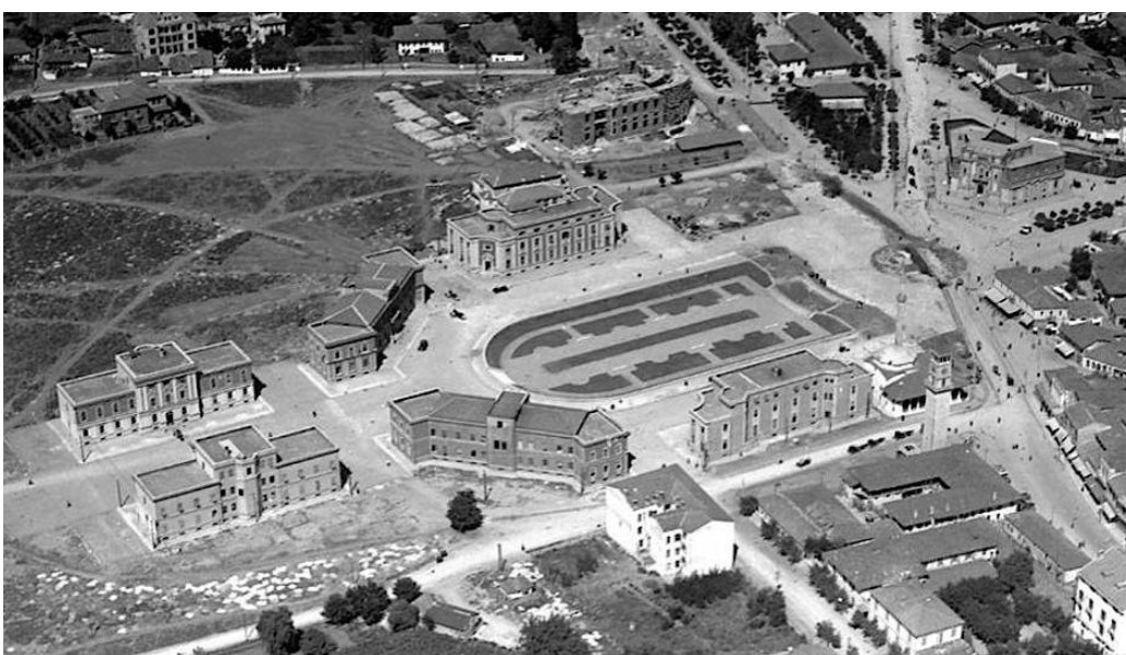 Gazetari i huaj habitet me “qytetin mysliman”, Tirana më 1921 (Foto) Gazetari i huaj habitet me “qytetin mysliman”, Tirana më 1921 (Foto)