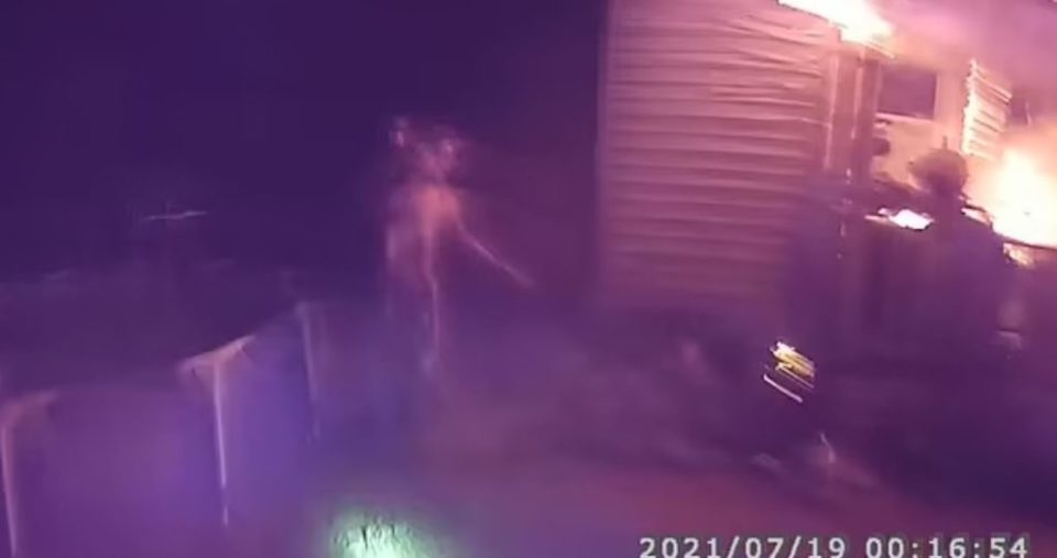 VIDEO/ Momenti kur polici hero shpëton nga zjarri 6 anëtarët e familjes VIDEO/ Momenti kur polici hero shpëton nga zjarri 6 anëtarët e familjes