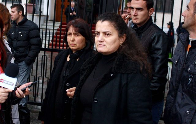 Humbën djalin 7 vjeçar në Gërdec, Feruzan dhe Zamira Durdaj kërkesë zyrtare Gjykatës së Posaçme: Pranoni kërkesën e SPAK, lejoni gjykimin e Fatmir Mediut Humbën djalin 7 vjeçar në Gërdec, Feruzan dhe Zamira Durdaj kërkesë zyrtare Gjykatës së Posaçme: Pranoni kërkesën e SPAK, lejoni gjykimin e Fatmir Mediut