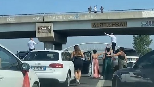 Bllokuan autostradën dhe ja morën valles se kishin dasëm, procedohen penalisht dhe gjobiten 4 persona Bllokuan autostradën dhe ja morën valles se kishin dasëm, procedohen penalisht dhe gjobiten 4 persona