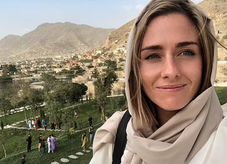 E vetmja femër në konferencën e parë për shtyp: Njihuni me gazetaren që u përball me talebanët dhe bëri pyetjen e guximshme “live”