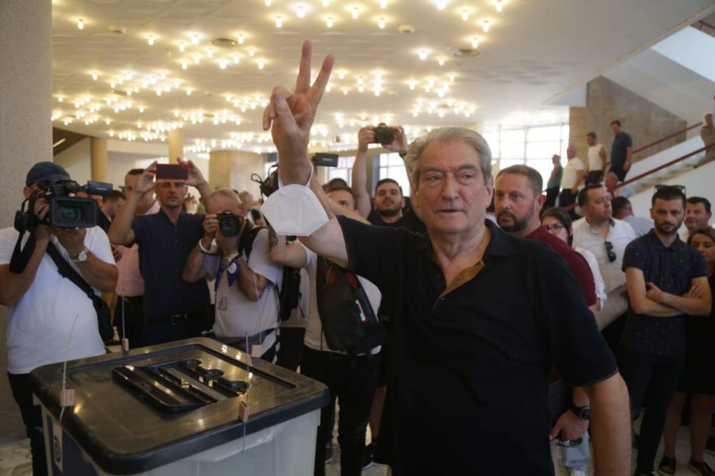 VIDEO/ Sali Berisha “mesazh” SHBA-së: Unë nuk tërhiqem, o plehra, o budallenj, o çakenj! VIDEO/ Sali Berisha “mesazh” SHBA-së: Unë nuk tërhiqem, o plehra, o budallenj, o çakenj!