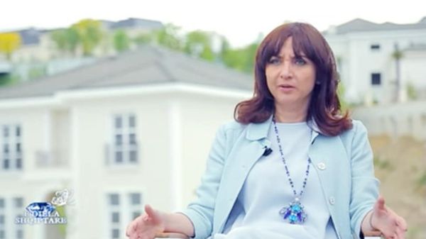 Bledi Mane: Kush mi qan hallet e mia?! Avokatja e Popullit super vilë 730 mijë euro, 6 dhoma gjumi, 7WC Bledi Mane: Kush mi qan hallet e mia?! Avokatja e Popullit super vilë 730 mijë euro, 6 dhoma gjumi, 7WC