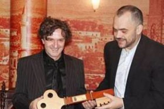 Zgjimi i “patriotëve” në kohë të gabuar dhe zhurma e sajuar ‘për ca birra më shumë’!