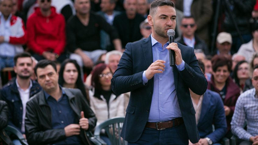 Deputeti i ri i PD: S’kemi ku shkojmë pa Berishën, ai është historia jonë Deputeti i ri i PD: S’kemi ku shkojmë pa Berishën, ai është historia jonë