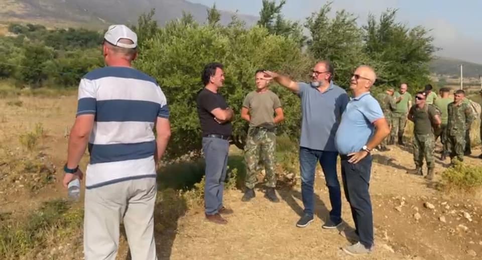 Pas më shumë se 10 ditësh më në fund një helikopter për shuarjen e zjarreve duket në qiellin e Vlorës! Po vë në kontroll flakët në malësinë e Dukatit Pas më shumë se 10 ditësh më në fund një helikopter për shuarjen e zjarreve duket në qiellin e Vlorës! Po vë në kontroll flakët në malësinë e Dukatit