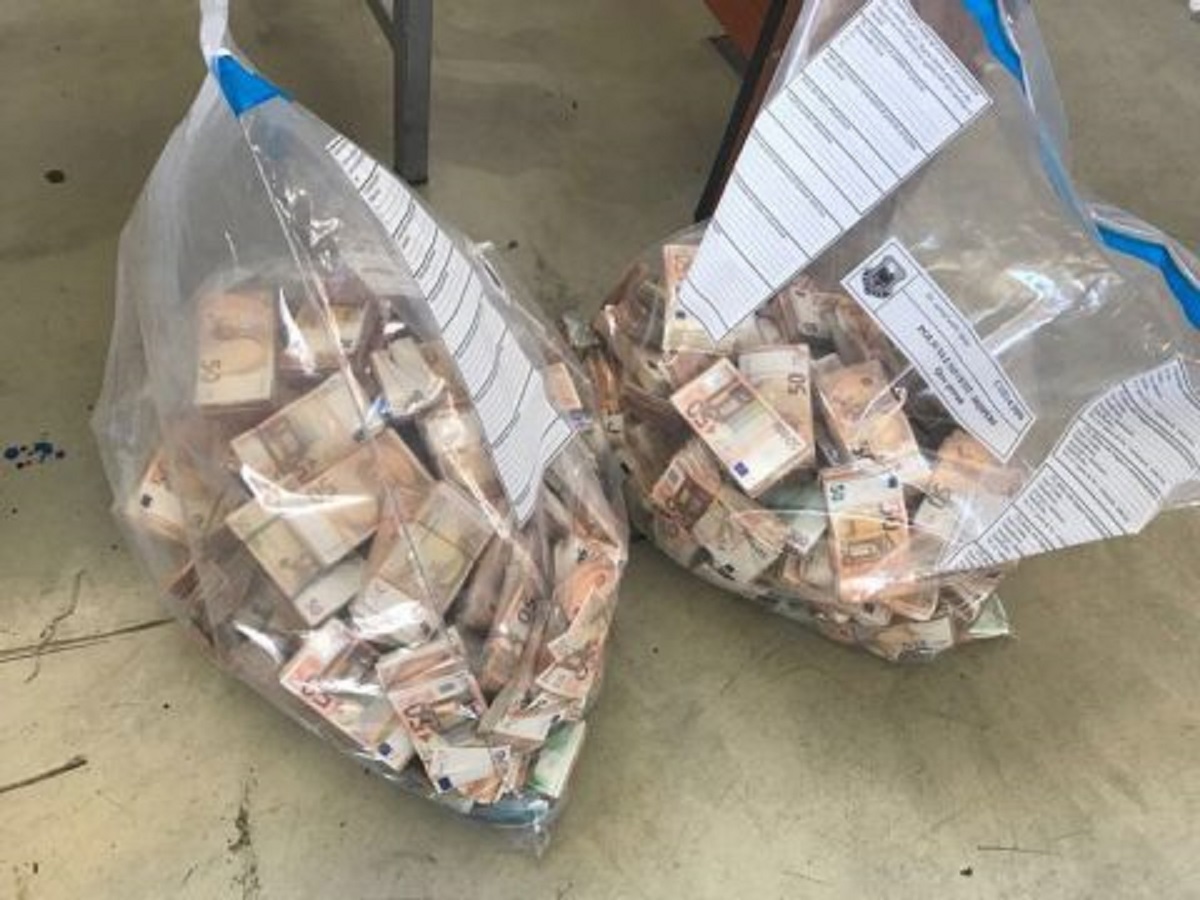 1 vit pas kapjes së 3.4 mln eurove në “Toyota Yaris”, parave i’u del pronari! Dëshmia ‘fals’ e gjermanit që ndryshoi rrjedhën e hetimeve! Bashkëpunimi prokurori-gjykatë “erë” korrupsion në mbylljen e dosjes 1 vit pas kapjes së 3.4 mln eurove në “Toyota Yaris”, parave i’u del pronari! Dëshmia ‘fals’ e gjermanit që ndryshoi rrjedhën e hetimeve! Bashkëpunimi prokurori-gjykatë “erë” korrupsion në mbylljen e dosjes