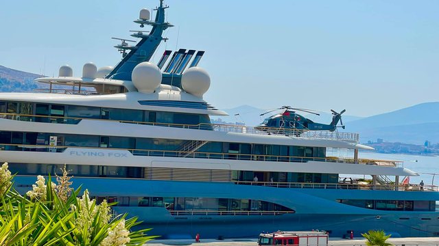 Anal-istë dhe lehsat FB opozitës të shkrijnë gazit! Erdhi për tu furnizuar me karburant ….pa akcizë! Jahti super-luksoz i Jeff Bezos bashkë me helikopterin sipër ankorohet në Sarandë! Njeriu më i pasur në botë për dy ditë pushime në Shqipëri! Anal-istë dhe lehsat FB opozitës të shkrijnë gazit! Erdhi për tu furnizuar me karburant ….pa akcizë! Jahti super-luksoz i Jeff Bezos bashkë me helikopterin sipër ankorohet në Sarandë! Njeriu më i pasur në botë për dy ditë pushime në Shqipëri!