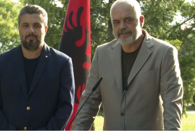 Vjen momenti i shumëpritur! Mbërrijnë në atdhe 5 gra dhe 14 fëmijë shqiptarë që ishin të ngujuar në kampin e ferrit ‘Al Hol’ në Siri: Shoqërohen nga Rama dhe Çuçi (Video) Vjen momenti i shumëpritur! Mbërrijnë në atdhe 5 gra dhe 14 fëmijë shqiptarë që ishin të ngujuar në kampin e ferrit ‘Al Hol’ në Siri: Shoqërohen nga Rama dhe Çuçi (Video)