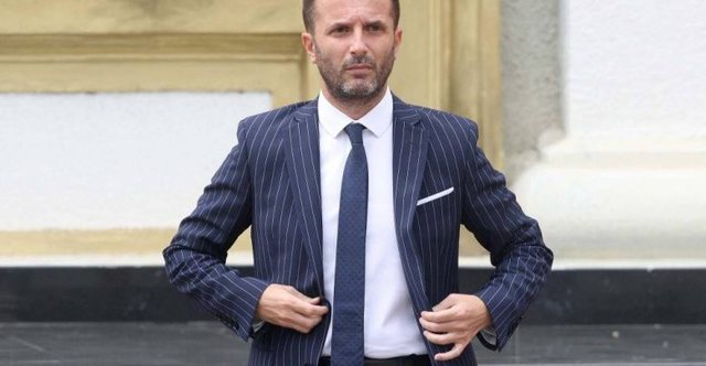 “Super betejë nga ajri”,  Erion Braçe publikon fotot nga aksioni për shuarjen e zjarreve, mburret me punën e ushtarëve