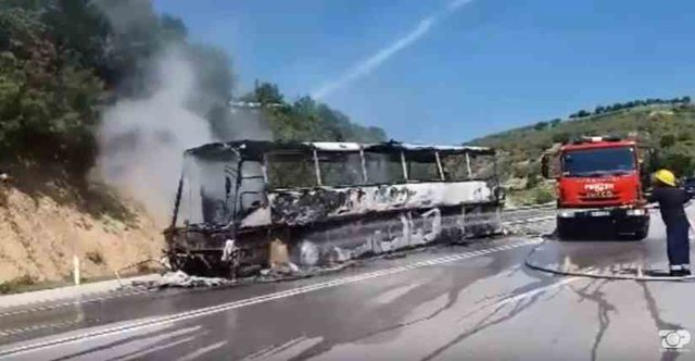 Shmanget TRAGJEDIA! Shpërthen në flakë autobusi në aksin Himarë-Sarandë, panik te pasagjerët: Zbardhet lëvizja urgjente e shoferit ndaj 25 pasagjerëve që rrezikonin jetën Shmanget TRAGJEDIA! Shpërthen në flakë autobusi në aksin Himarë-Sarandë, panik te pasagjerët: Zbardhet lëvizja urgjente e shoferit ndaj 25 pasagjerëve që rrezikonin jetën