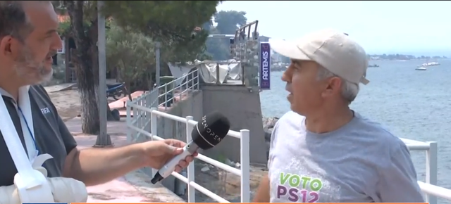 Njihuni me shqiptarin hero që shpëtoi shtëpinë e fqinjit me një “degë ulliri” në Greqi! Merr shumë vëmendje detaji në bluzën që kishte veshur: Voto 12 PS (Video)