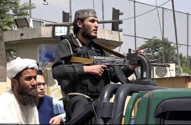 VIDEO/ Pamje të tmerrshme, talebanët tradhtojnë shpejt premtimet: I lyejnë me zift dhe i torturojnë në publik duke i lidhur pas kamionit! Ekzekutohet gruaja që refuzoi burkën dhe zbarkojnë derë më derë duke i marrë zvarrë VIDEO/ Pamje të tmerrshme, talebanët tradhtojnë shpejt premtimet: I lyejnë me zift dhe i torturojnë në publik duke i lidhur pas kamionit! Ekzekutohet gruaja që refuzoi burkën dhe zbarkojnë derë më derë duke i marrë zvarrë