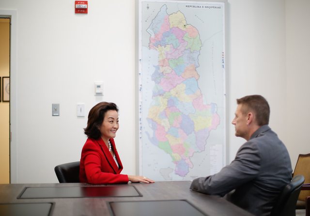 Mbërriti sot në Tiranë nga SHBA, për të përforcuar  BKH! Fut në ankth politikën shqiptare: Ja kush është ish-agjenti i njohur i FBI që do të jetë pjesë e strukturës antikorrupsion!